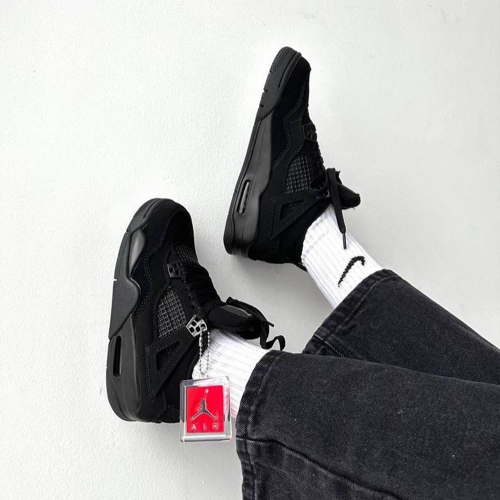 جردن 4بلک کت Nike Air Jordan4 black cat 260